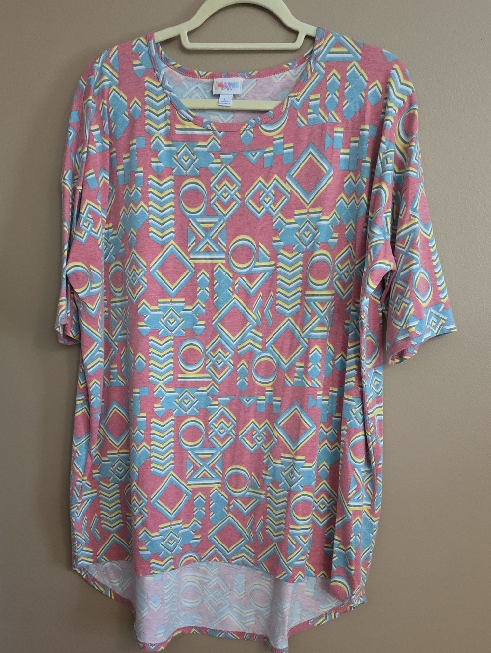 LuLaRoe Pink Geometric Short Sleeve Tee Sz L